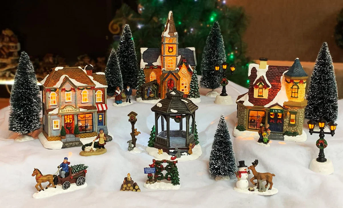 MOMENTS IN TIME Christmas Village Holiday Set
