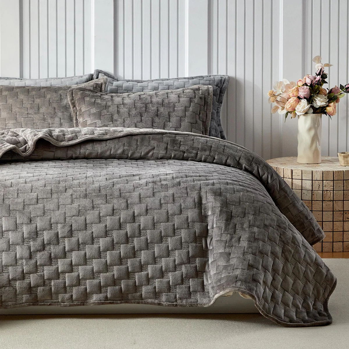 WARMDERN Geometric Velvet Quilt Set