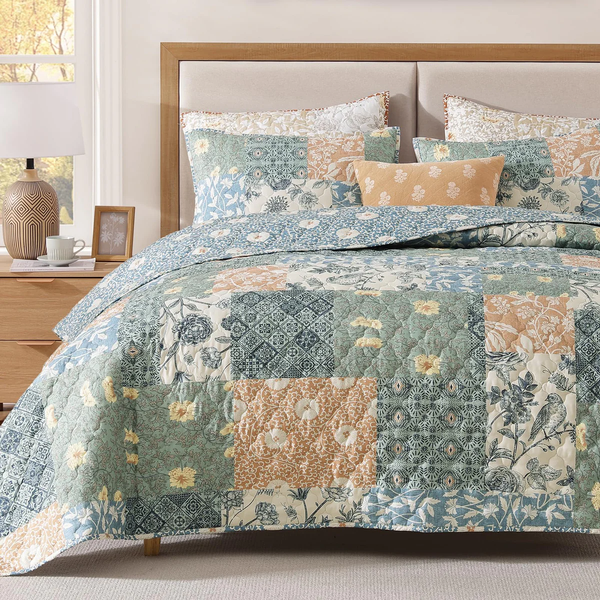 CASAAGUSTO Patchwork Quilt Set with Pillow Shams